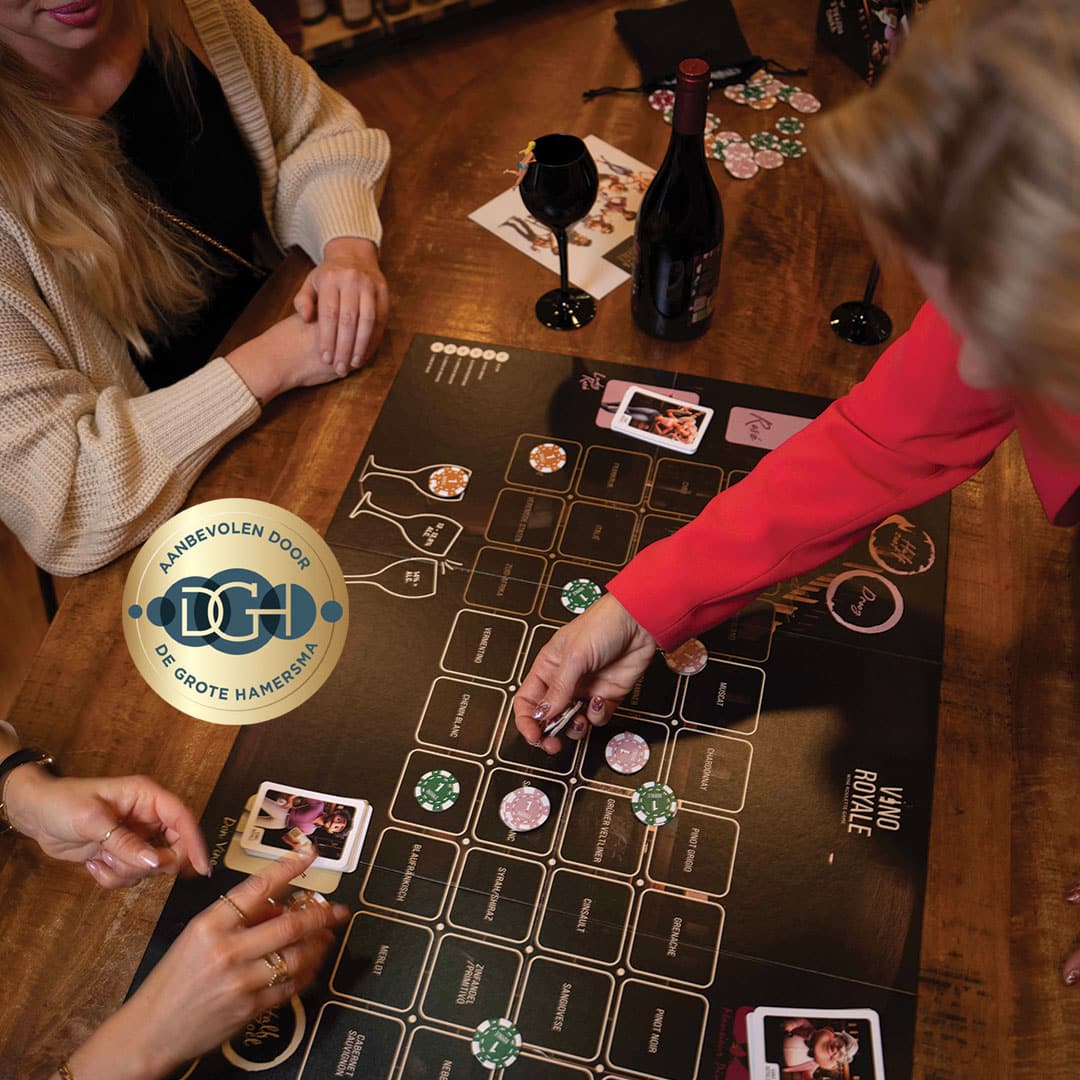 Ron van Noord — Visual design, Grafisch ontwerp, DTP, Visual design — Vino & Cerveza Royale — Beeld: Bovenaanzicht van het Vino Royale-spelbord met karakterkaarten, roulettechips en proefglazen, met een zichtbaar aanbevelingszegel van De Grote Hamersma. — Project: Een spel vol smaak, spanning en karakter.