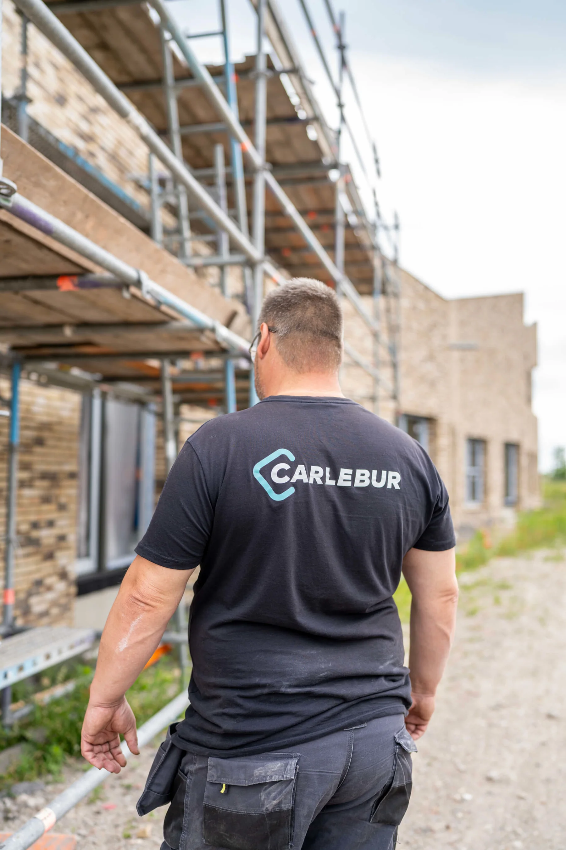 Ron van Noord — Branding, Visual design — Carlebur — merkidentiteit en website — Beeld: Hoofdafbeelding van het project — Project: Een verouderde uitstraling maakte plaats voor een moderne, herkenbare identiteit die het nuchtere…