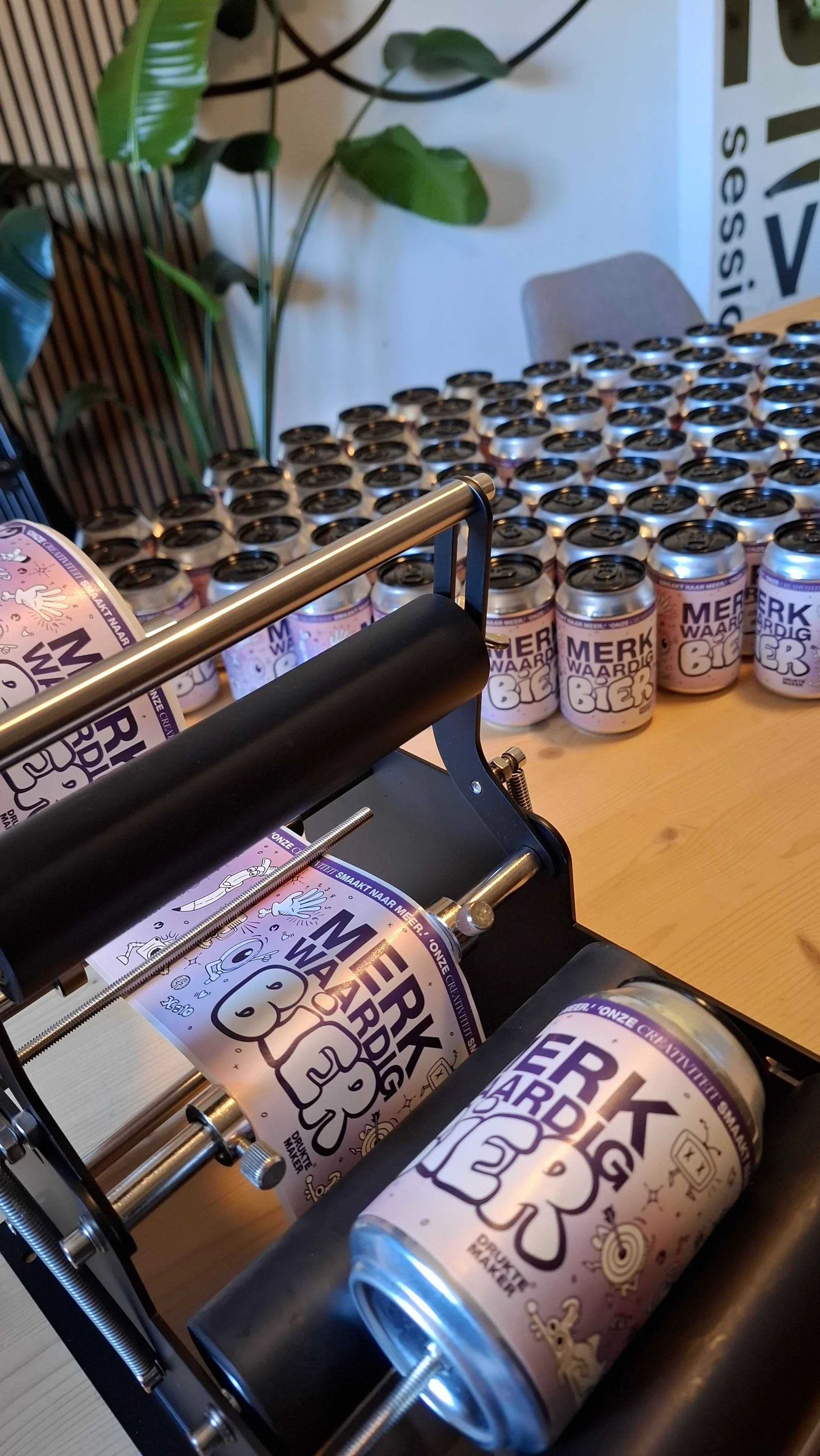 Ron van Noord — Grafisch ontwerp, DTP, Illustratie, Visual design — Druktemaker 10 jaar — jubileumverpakking en Merkwaardig Bier — Beeld: Selectie van campagnebeelden — Project: Een handgeïllustreerde jubileumverpakking en bierlabel voor tien jaar Druktemaker, ontwikkeld voor het…
