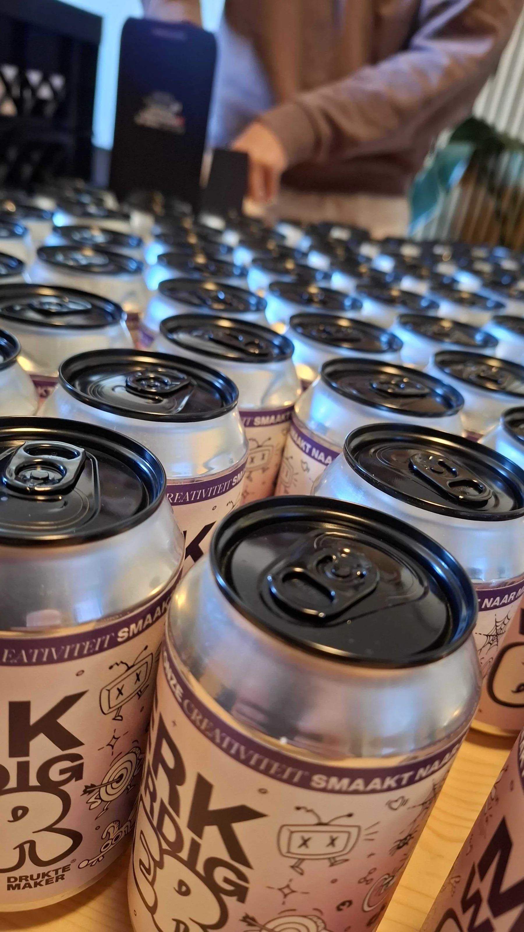 Ron van Noord — Grafisch ontwerp, DTP, Illustratie, Visual design — Druktemaker 10 jaar — jubileumverpakking en Merkwaardig Bier — Beeld: De geproduceerde blikjes Merkwaardig Bier — Project: Een handgeïllustreerde jubileumverpakking en bierlabel voor tien jaar Druktemaker, ontwikkeld voor het…