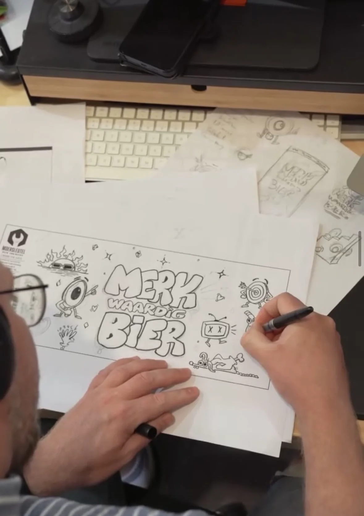 Ron van Noord — Grafisch ontwerp, DTP, Illustratie, Visual design — Druktemaker 10 jaar — jubileumverpakking en Merkwaardig Bier — Beeld: Hoofdafbeelding van het project — Project: Een handgeïllustreerde jubileumverpakking en bierlabel voor tien jaar Druktemaker, ontwikkeld voor het…