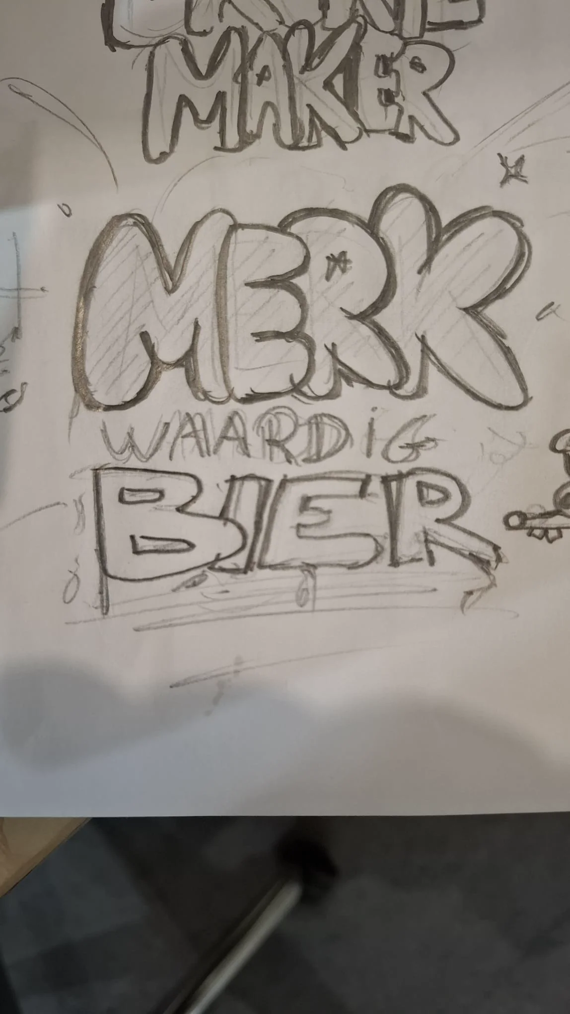 Ron van Noord — Grafisch ontwerp, DTP, Illustratie, Visual design — Druktemaker 10 jaar — jubileumverpakking en Merkwaardig Bier — Beeld: Eerste typografische schets voor Merkwaardig Bier — Project: Een handgeïllustreerde jubileumverpakking en bierlabel voor tien jaar Druktemaker, ontwikkeld voor het…