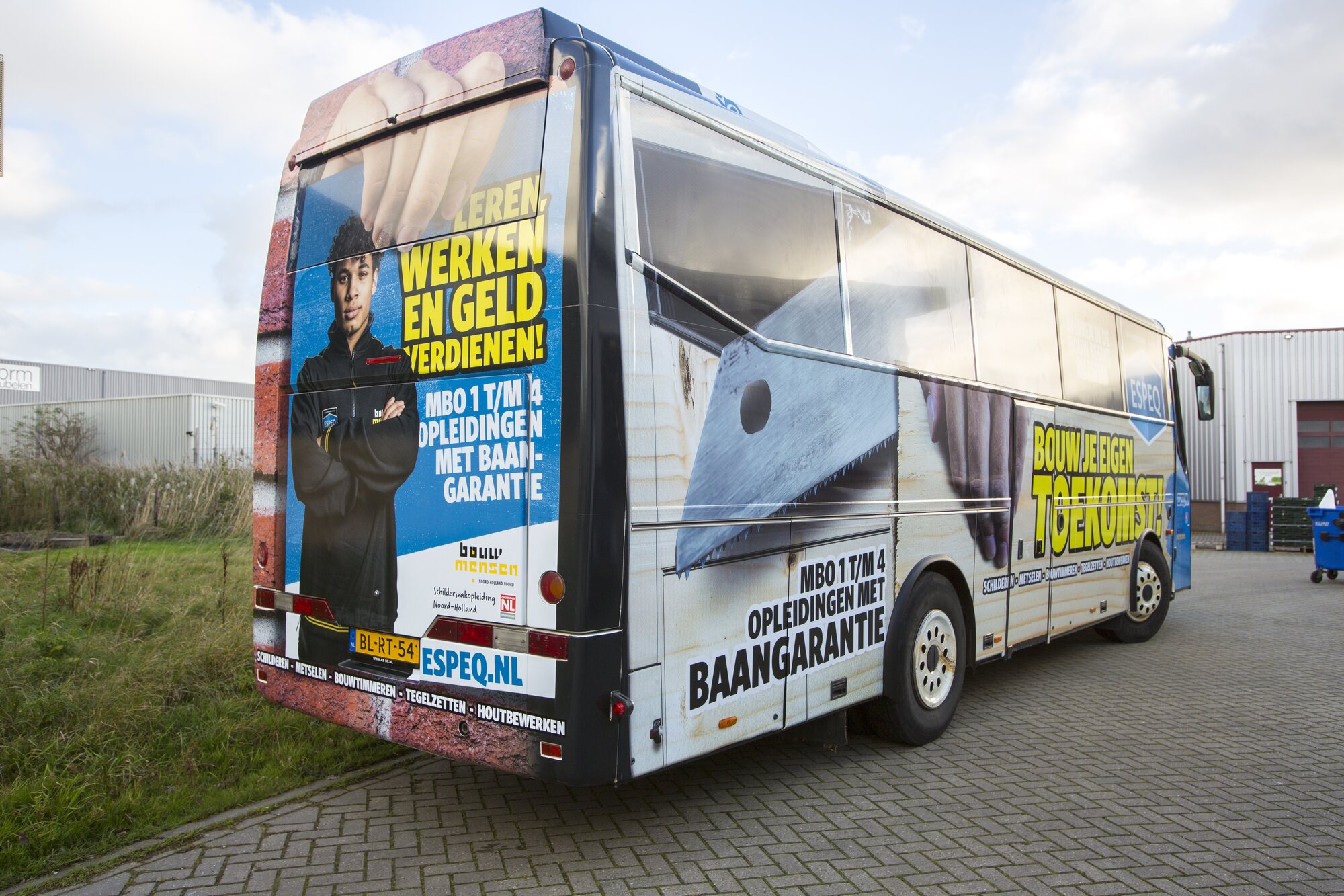 Ron van Noord — Visuele campagnes, DTP, Content + campagnes, Visual design — ESPEQ — promotiebus voor bouwopleidingen — Beeld: ESPEQ-promotiebus schuin van achteren aan de rechterzijde — Project: Een rijdende campagne die ESPEQ en de mogelijkheden van leren en werken in de bouw letterlijk zichtbaar maakt.