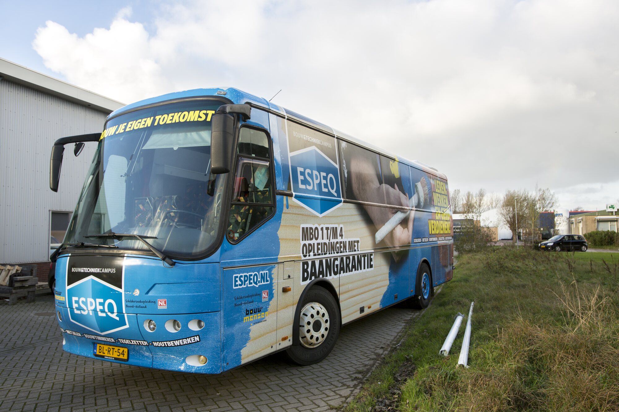 Ron van Noord — Visuele campagnes, DTP, Content + campagnes, Visual design — ESPEQ — promotiebus voor bouwopleidingen — Beeld: ESPEQ-promotiebus schuin van voren aan de linkerzijde — Project: Een rijdende campagne die ESPEQ en de mogelijkheden van leren en werken in de bouw letterlijk zichtbaar maakt.