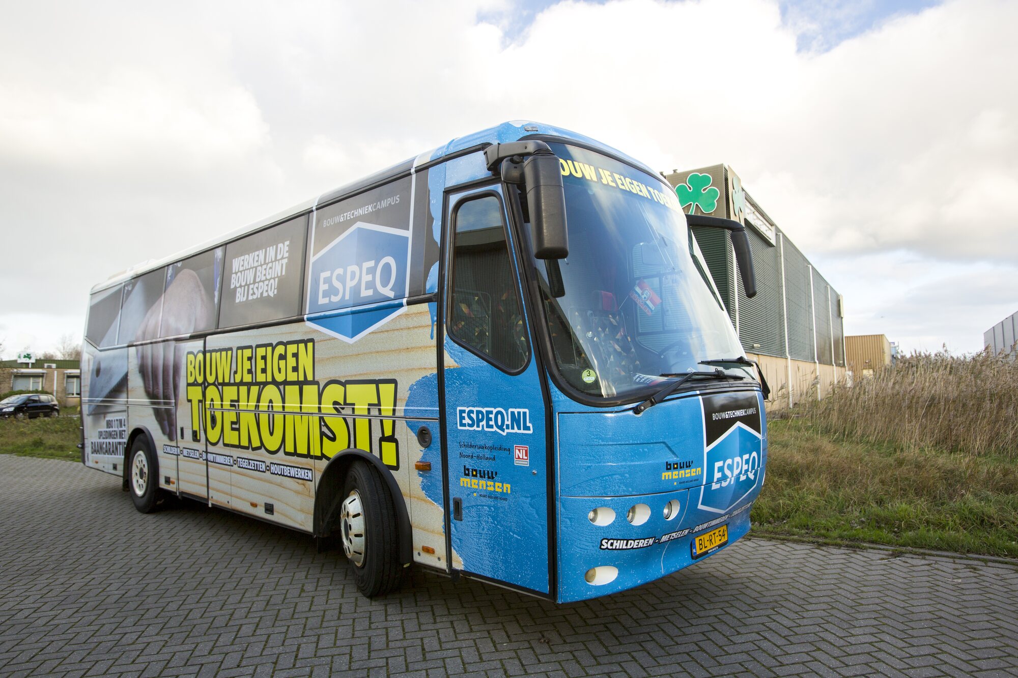 Ron van Noord — Visuele campagnes, DTP, Content + campagnes, Visual design — ESPEQ — promotiebus voor bouwopleidingen — Beeld: Hoofdafbeelding van het project — Project: Een rijdende campagne die ESPEQ en de mogelijkheden van leren en werken in de bouw letterlijk zichtbaar maakt.