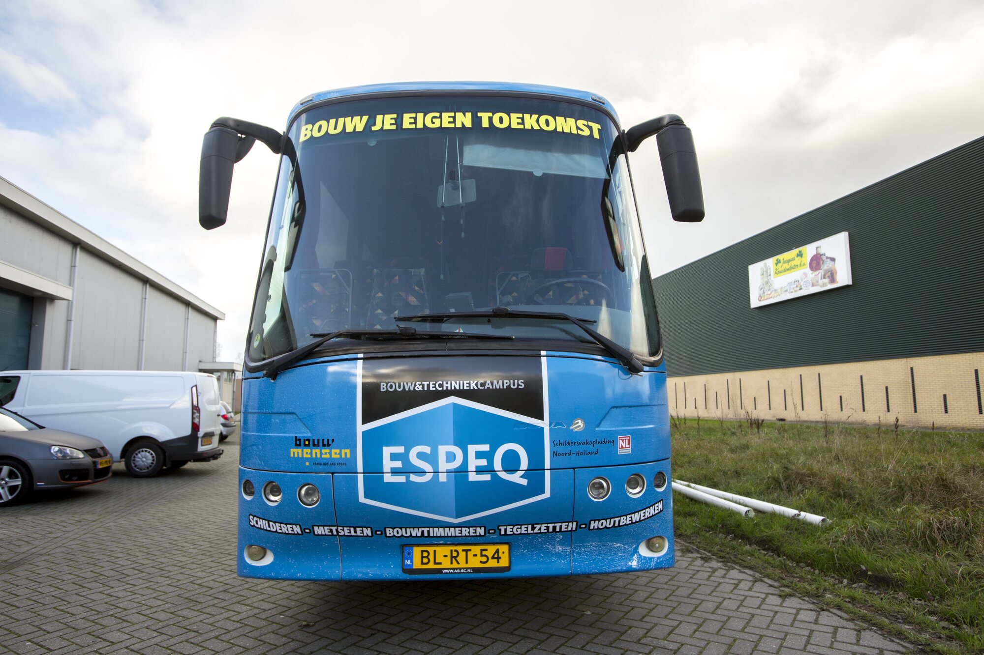 Ron van Noord — Visuele campagnes, DTP, Content + campagnes, Visual design — ESPEQ — promotiebus voor bouwopleidingen — Beeld: Voorzijde van de ESPEQ-promotiebus — Project: Een rijdende campagne die ESPEQ en de mogelijkheden van leren en werken in de bouw letterlijk zichtbaar maakt.