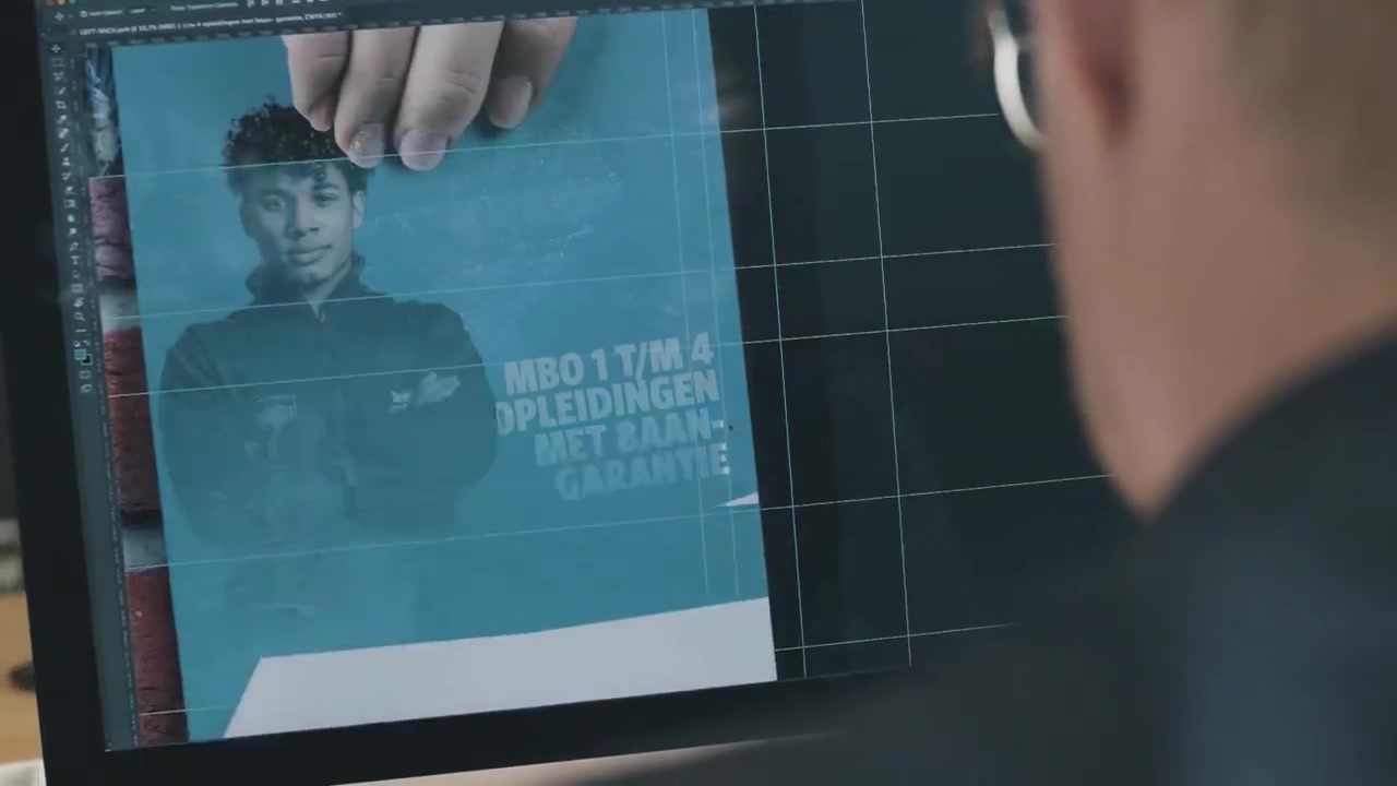 Ron van Noord — Visuele campagnes, DTP, Content + campagnes, Visual design — ESPEQ — promotiebus voor bouwopleidingen — Beeld: Making-of: van ontwerp en montage tot het eindresultaat — Project: Een rijdende campagne die ESPEQ en de mogelijkheden van leren en werken in de bouw letterlijk zichtbaar maakt.