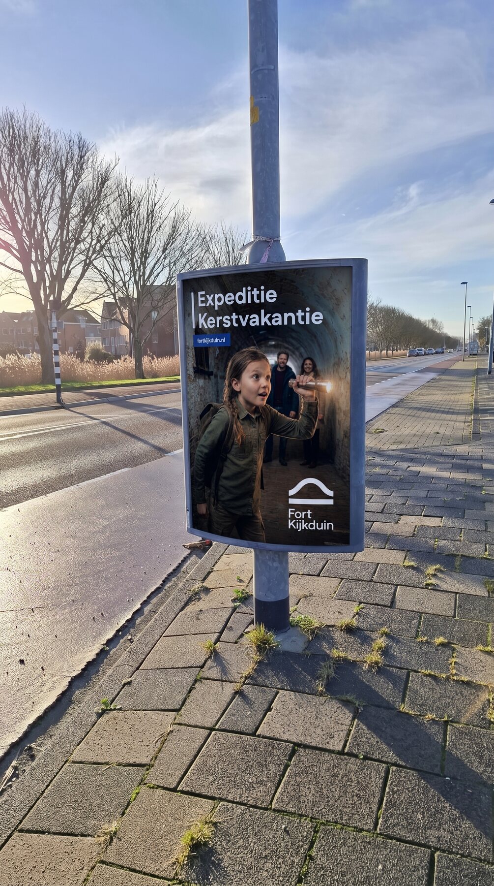 Ron van Noord — Beeld- en videogeneratie, Visuele campagnes, AI + prototyping, Content + campagnes — Fort Kijkduin — Expeditie Kerstvakantie — Beeld: Expeditie Kerstvakantie-poster in de openbare ruimte, uitvoering 1 — Project: Een avontuurlijke kerstcampagne die gezinnen met kinderen uitnodigt om Fort Kijkduin samen te ontdekken.
