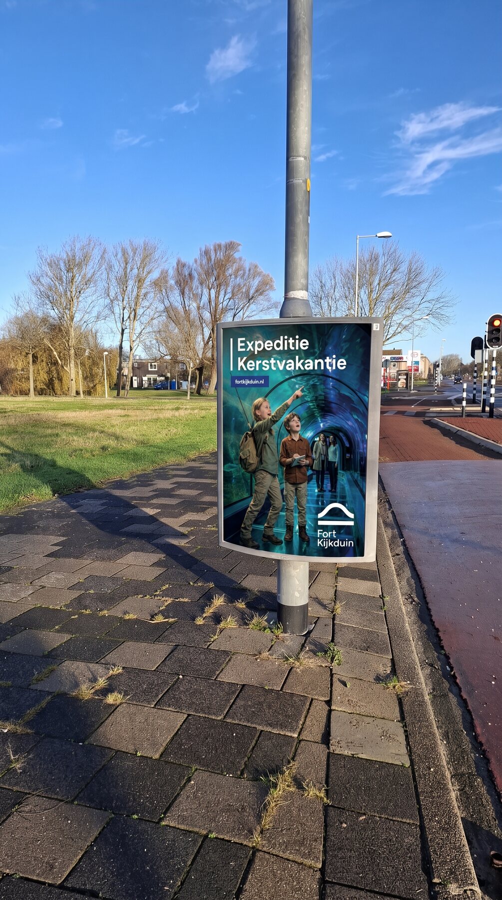 Ron van Noord — Beeld- en videogeneratie, Visuele campagnes, AI + prototyping, Content + campagnes — Fort Kijkduin — Expeditie Kerstvakantie — Beeld: Expeditie Kerstvakantie-poster in de openbare ruimte, uitvoering 2 — Project: Een avontuurlijke kerstcampagne die gezinnen met kinderen uitnodigt om Fort Kijkduin samen te ontdekken.