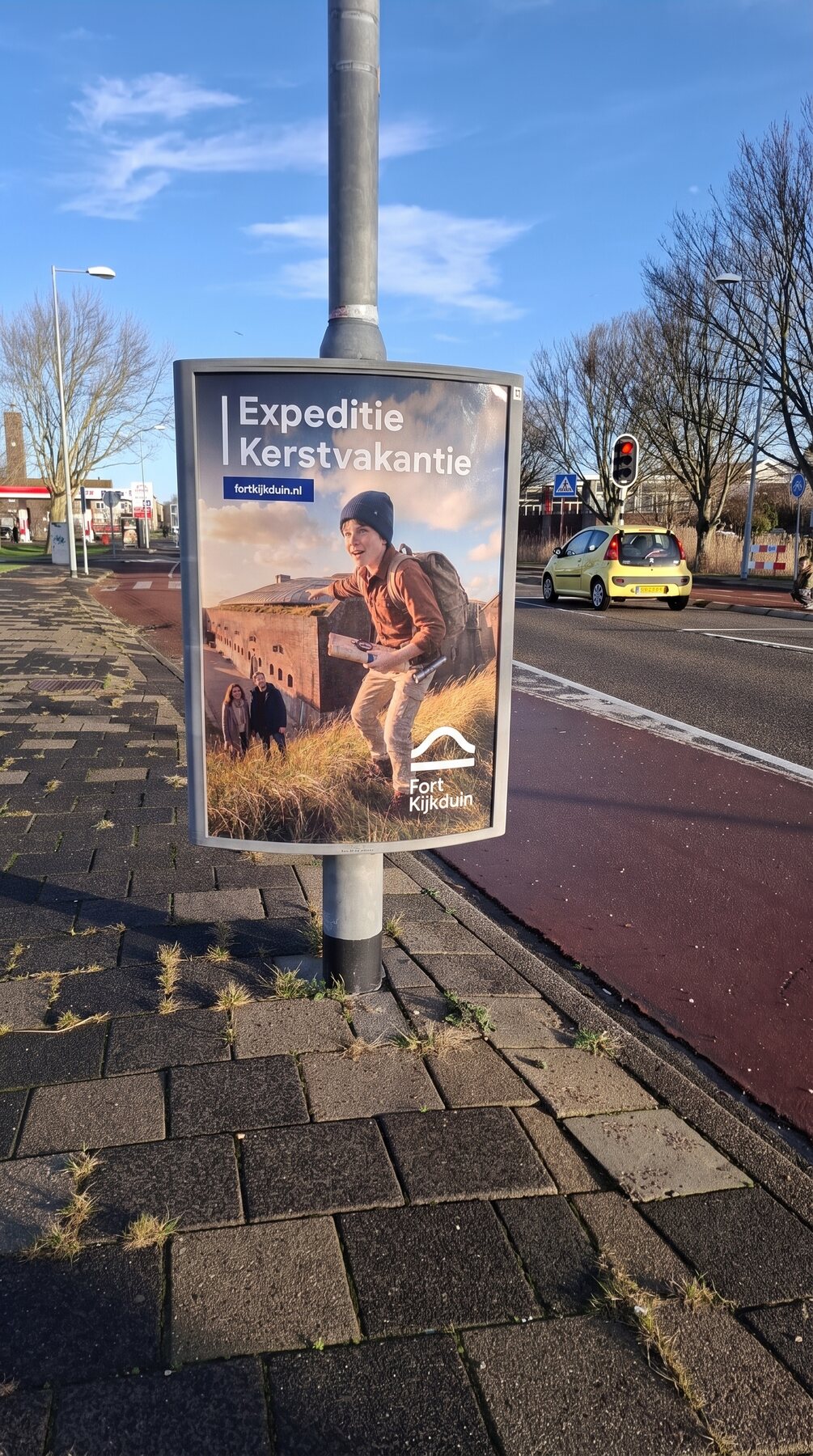 Ron van Noord — Beeld- en videogeneratie, Visuele campagnes, AI + prototyping, Content + campagnes — Fort Kijkduin — Expeditie Kerstvakantie — Beeld: Expeditie Kerstvakantie-poster in de openbare ruimte, uitvoering 3 — Project: Een avontuurlijke kerstcampagne die gezinnen met kinderen uitnodigt om Fort Kijkduin samen te ontdekken.