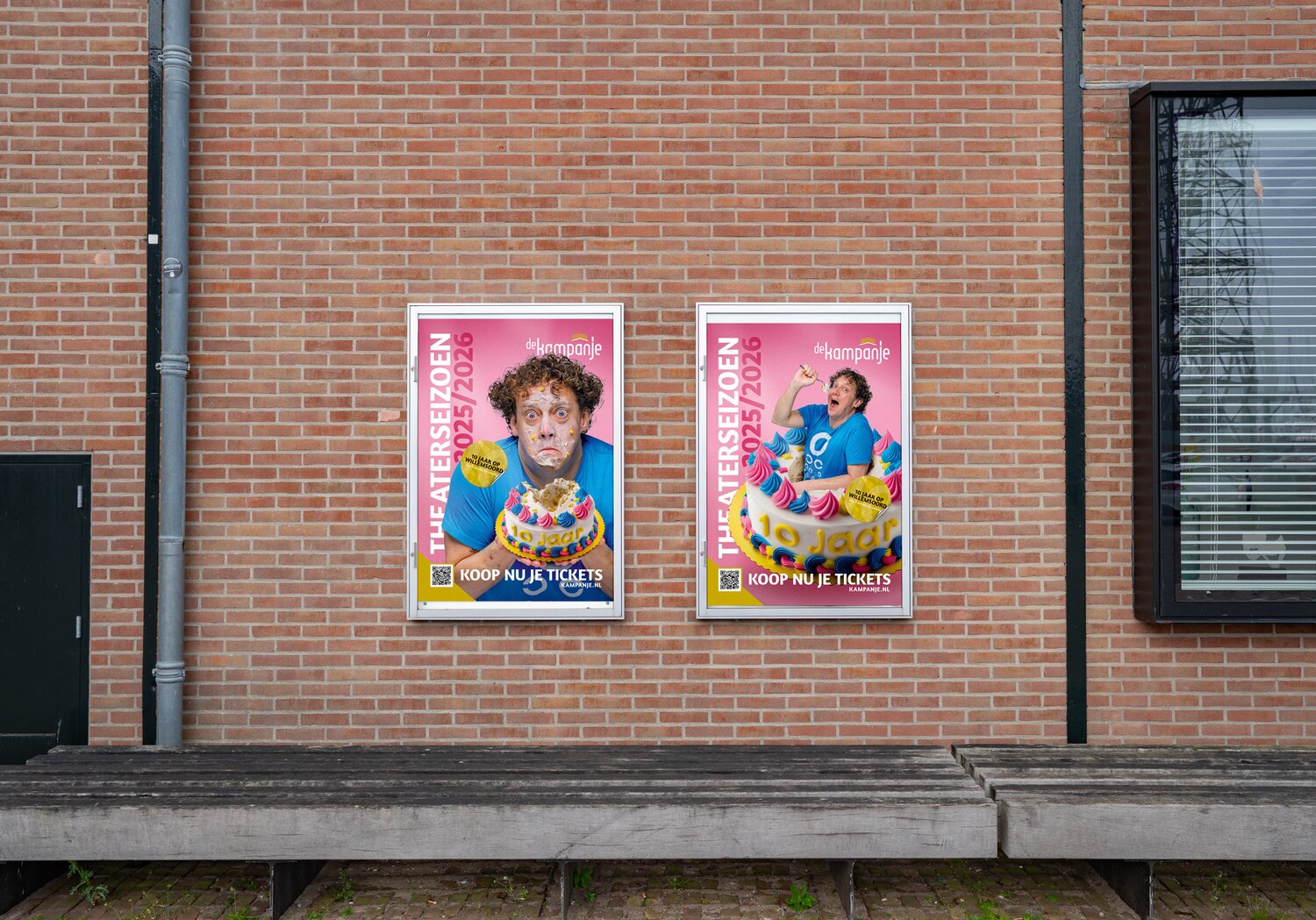 Ron van Noord — Grafisch ontwerp, DTP, Visuele campagnes, Visual design, Content + campagnes — Theater De Kampanje — Theatergids 2025–2026 — Beeld: Campagneposter toegepast bij Theater De Kampanje 1 — Project: Een feestelijke jubileumeditie van de jaarlijkse theatergids, met Jochem Myjer op de cover en 10 jaar De…