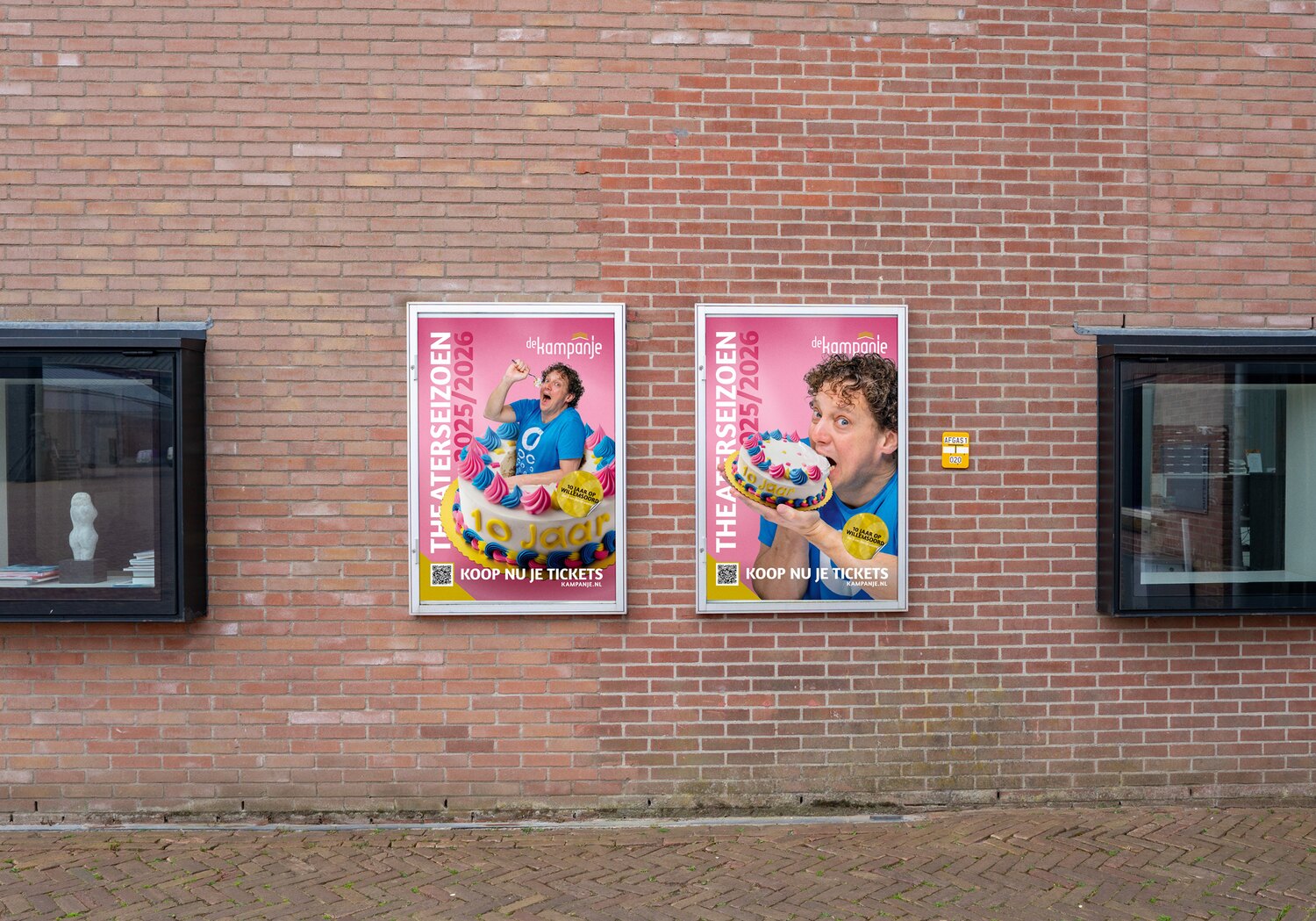 Ron van Noord — Grafisch ontwerp, DTP, Visuele campagnes, Visual design, Content + campagnes — Theater De Kampanje — Theatergids 2025–2026 — Beeld: Campagneposter toegepast bij Theater De Kampanje 2 — Project: Een feestelijke jubileumeditie van de jaarlijkse theatergids, met Jochem Myjer op de cover en 10 jaar De…