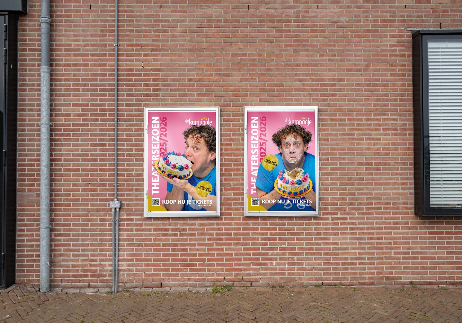 Ron van Noord — Grafisch ontwerp, DTP, Visuele campagnes, Visual design, Content + campagnes — Theater De Kampanje — Theatergids 2025–2026 — Beeld: Campagneposter toegepast bij Theater De Kampanje 3 — Project: Een feestelijke jubileumeditie van de jaarlijkse theatergids, met Jochem Myjer op de cover en 10 jaar De…