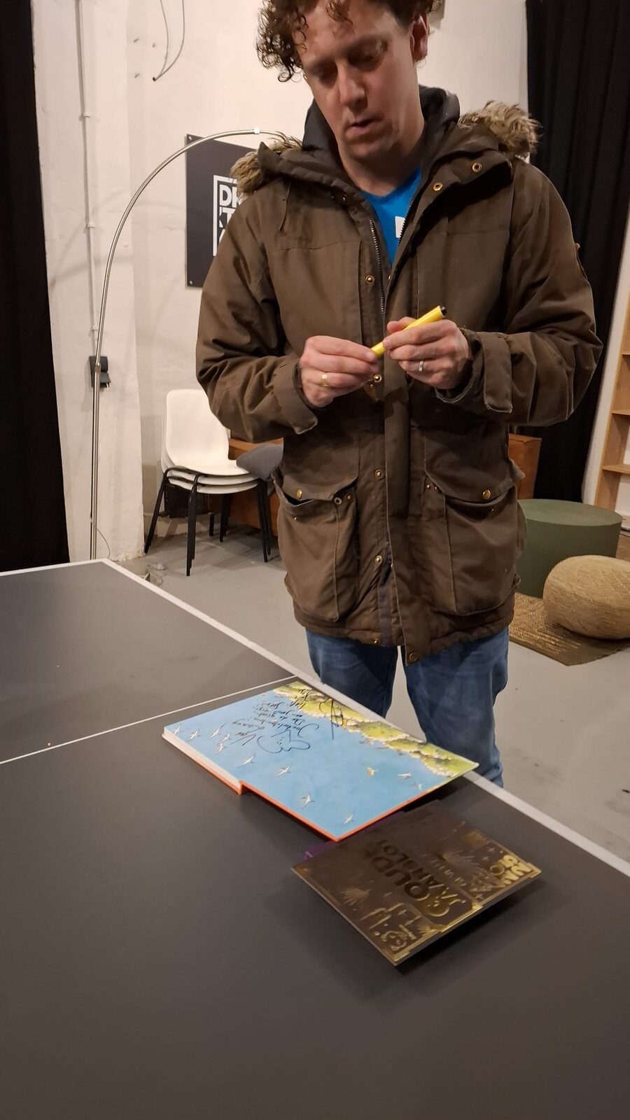 Ron van Noord — Grafisch ontwerp, DTP, Visuele campagnes, Visual design, Content + campagnes — Theater De Kampanje — Theatergids 2025–2026 — Beeld: Making-ofbeeld van de fotosessie met Jochem Myjer 5 — Project: Een feestelijke jubileumeditie van de jaarlijkse theatergids, met Jochem Myjer op de cover en 10 jaar De…