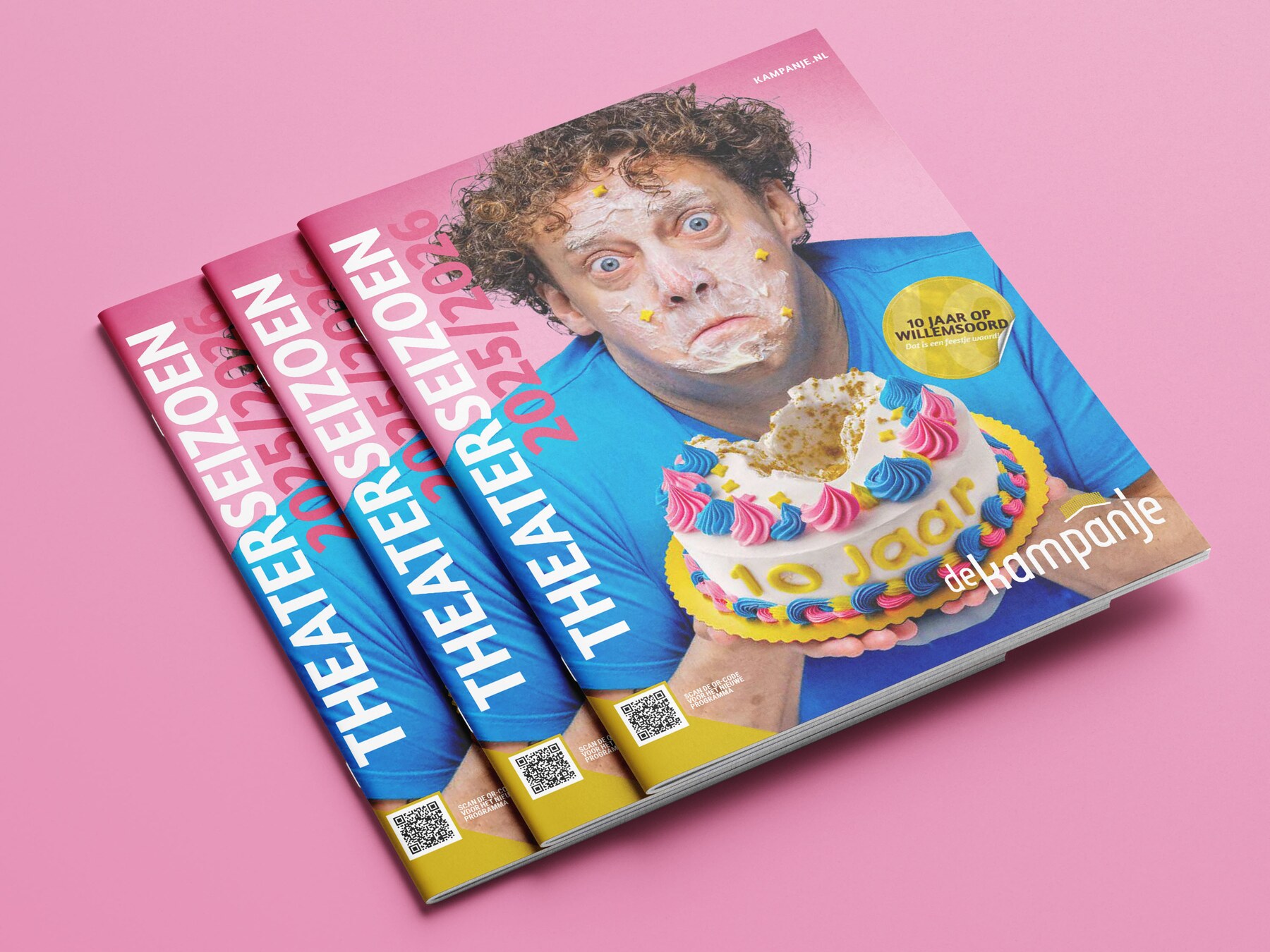 Ron van Noord — Grafisch ontwerp, DTP, Visuele campagnes, Visual design, Content + campagnes — Theater De Kampanje — Theatergids 2025–2026 — Beeld: Hoofdafbeelding van het project — Project: Een feestelijke jubileumeditie van de jaarlijkse theatergids, met Jochem Myjer op de cover en 10 jaar De…