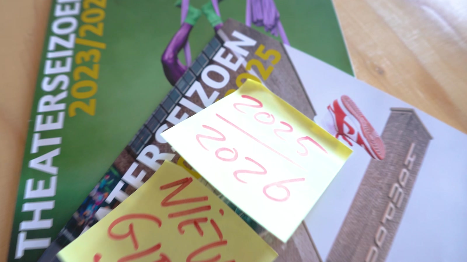 Ron van Noord — Grafisch ontwerp, DTP, Visuele campagnes, Visual design, Content + campagnes — Theater De Kampanje — Theatergids 2025–2026 — Beeld: Theatergids 2025–2026 in beeld — Project: Een feestelijke jubileumeditie van de jaarlijkse theatergids, met Jochem Myjer op de cover en 10 jaar De…