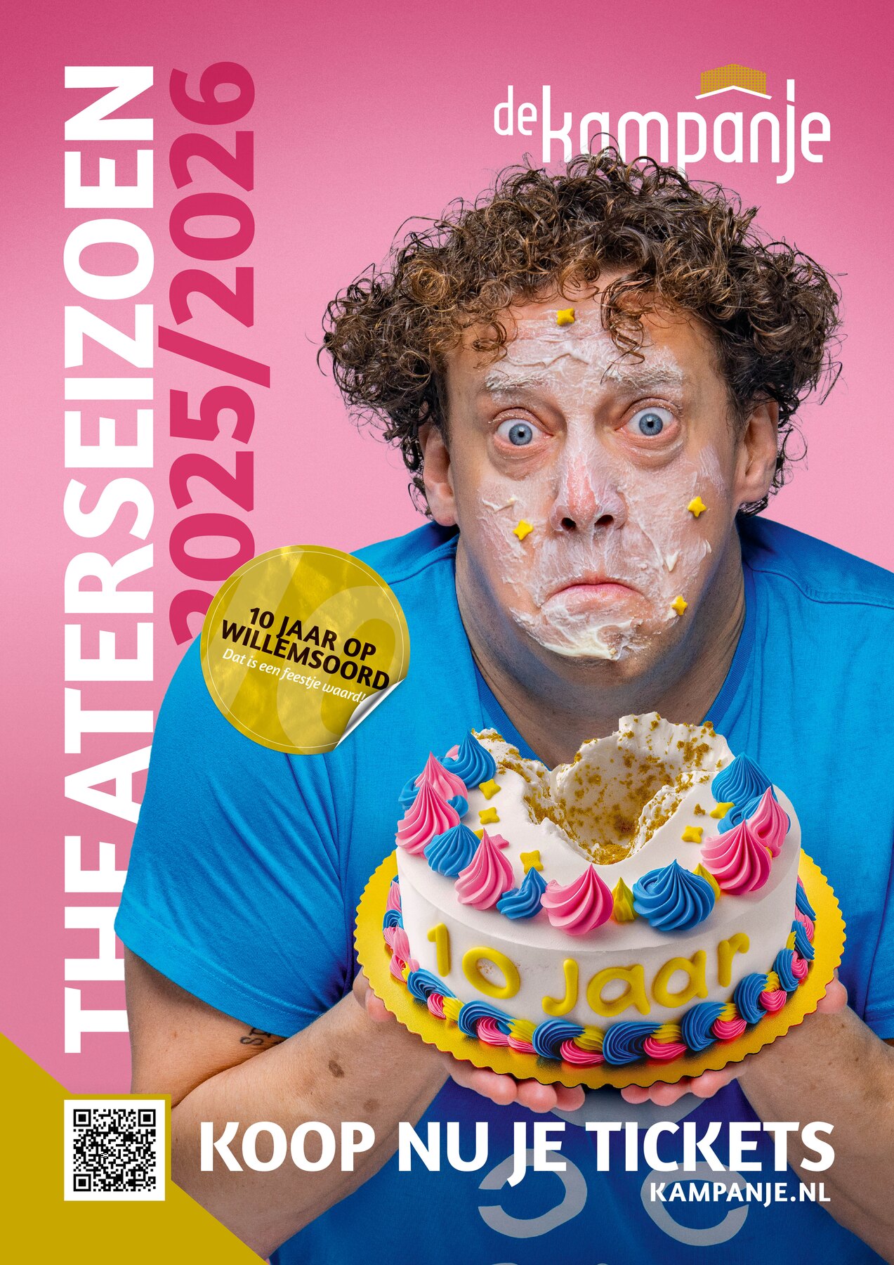 Ron van Noord — Grafisch ontwerp, DTP, Visuele campagnes, Visual design, Content + campagnes — Theater De Kampanje — Theatergids 2025–2026 — Beeld: Theaterseizoen 2025–2026 campagneposter 2 — Project: Een feestelijke jubileumeditie van de jaarlijkse theatergids, met Jochem Myjer op de cover en 10 jaar De…