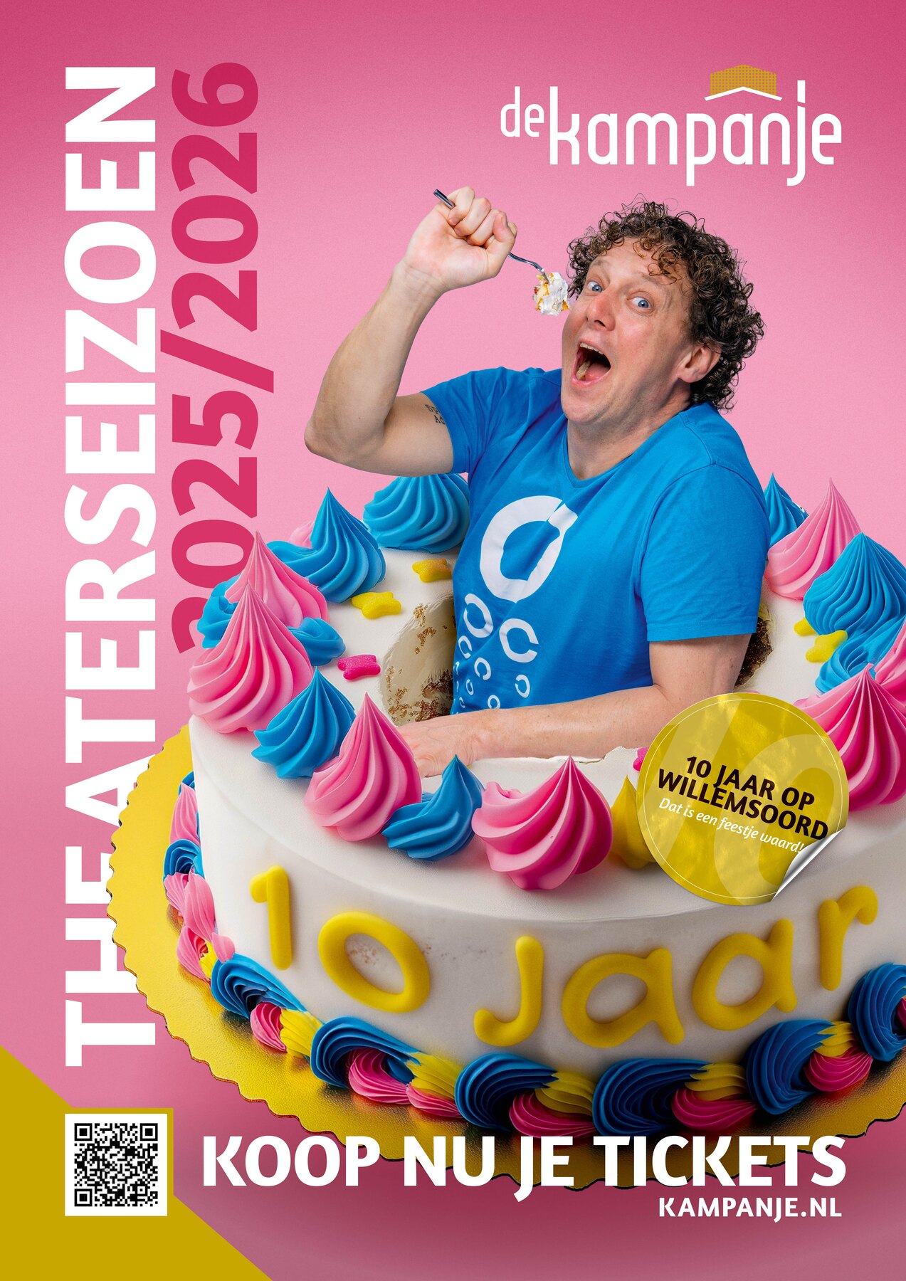 Ron van Noord — Grafisch ontwerp, DTP, Visuele campagnes, Visual design, Content + campagnes — Theater De Kampanje — Theatergids 2025–2026 — Beeld: Theaterseizoen 2025–2026 campagneposter 3 — Project: Een feestelijke jubileumeditie van de jaarlijkse theatergids, met Jochem Myjer op de cover en 10 jaar De…