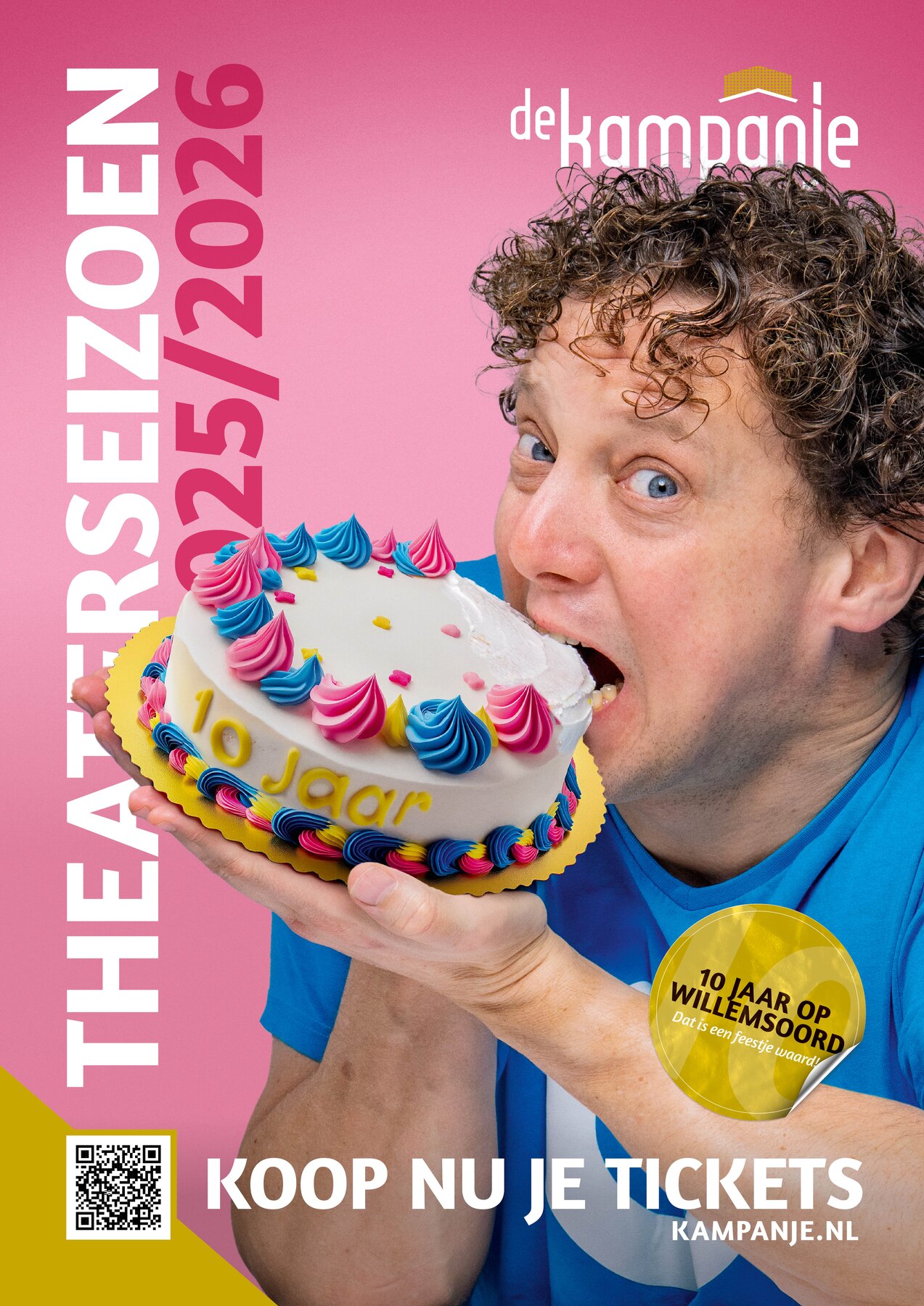 Ron van Noord — Grafisch ontwerp, DTP, Visuele campagnes, Visual design, Content + campagnes — Theater De Kampanje — Theatergids 2025–2026 — Beeld: Theaterseizoen 2025–2026 campagneposter 4 — Project: Een feestelijke jubileumeditie van de jaarlijkse theatergids, met Jochem Myjer op de cover en 10 jaar De…