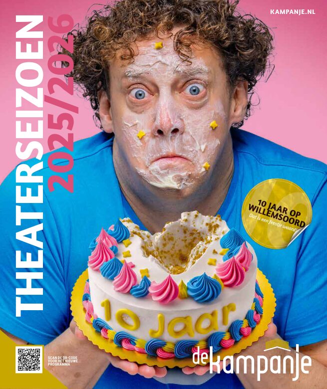 Ron van Noord — Grafisch ontwerp, DTP, Visuele campagnes, Visual design, Content + campagnes — Theater De Kampanje — Theatergids 2025–2026 — Beeld: Magazinepagina 1 — Project: Een feestelijke jubileumeditie van de jaarlijkse theatergids, met Jochem Myjer op de cover en 10 jaar De…