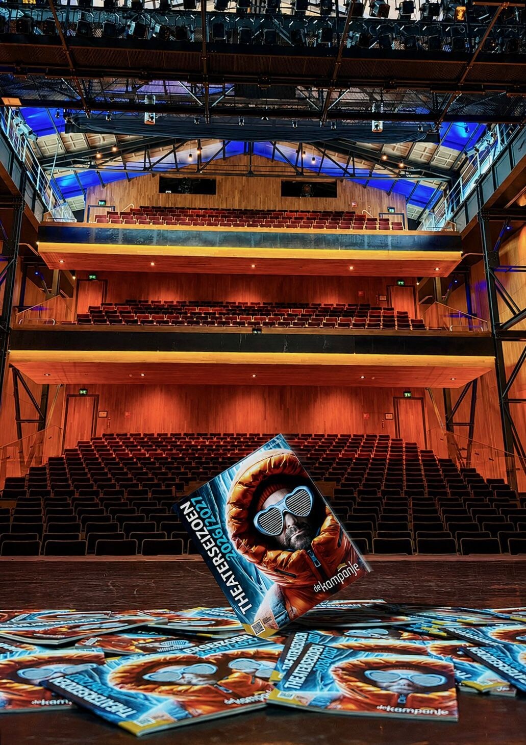Ron van Noord — Grafisch ontwerp, DTP, Visuele campagnes, Visual design, Content + campagnes — Theater De Kampanje — Theatergids 2026–2027 — Beeld: Hoofdafbeelding van het project — Project: Een energieke theatergids en straatcampagne voor seizoen 2026–2027, met meerdere opvallende…