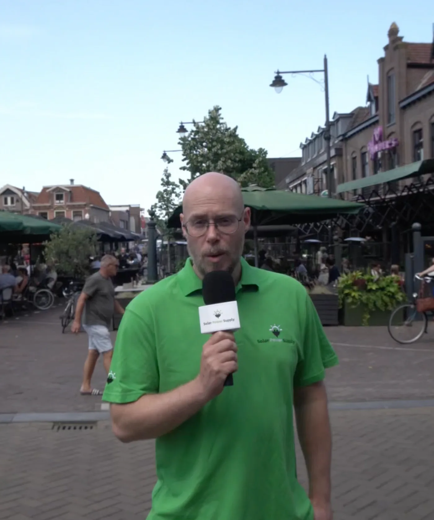 Ron van Noord — Contentcreatie, Content + campagnes — Straatpraat — Hoe ga jij om met je zonnestroom? — Beeld: presenteert Straatpraat in het centrum — Project: Samen met Nova ging ik de straat op om voorbijgangers te vragen hoe zij omgaan met hun zonnestroom, voor…