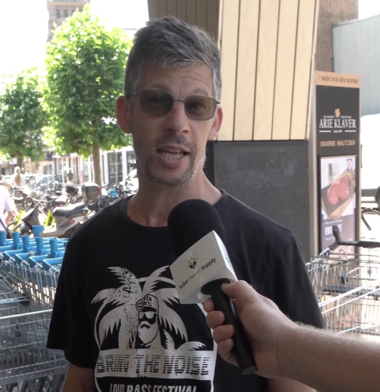 Ron van Noord — Contentcreatie, Content + campagnes — Straatpraat — Hoe ga jij om met je zonnestroom? — Beeld: Voorbijganger beantwoordt een vraag over zonnestroom — Project: Samen met Nova ging ik de straat op om voorbijgangers te vragen hoe zij omgaan met hun zonnestroom, voor…