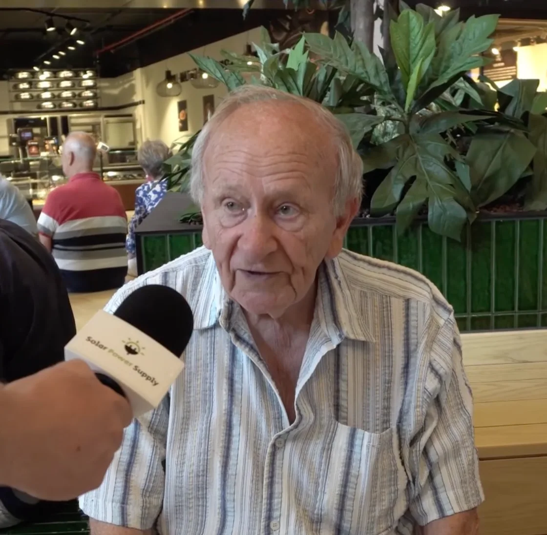 Ron van Noord — Contentcreatie, Content + campagnes — Straatpraat — Hoe ga jij om met je zonnestroom? — Beeld: Gesprek met een voorbijganger tijdens Straatpraat — Project: Samen met Nova ging ik de straat op om voorbijgangers te vragen hoe zij omgaan met hun zonnestroom, voor…