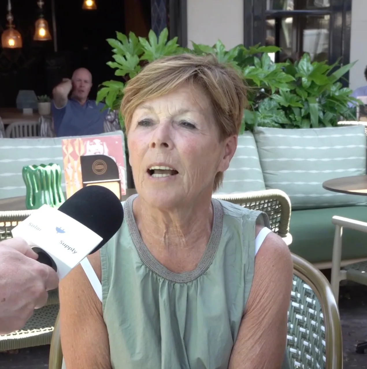 Ron van Noord — Contentcreatie, Content + campagnes — Straatpraat — Hoe ga jij om met je zonnestroom? — Beeld: Straatinterview voor de Jackery-campagne — Project: Samen met Nova ging ik de straat op om voorbijgangers te vragen hoe zij omgaan met hun zonnestroom, voor…